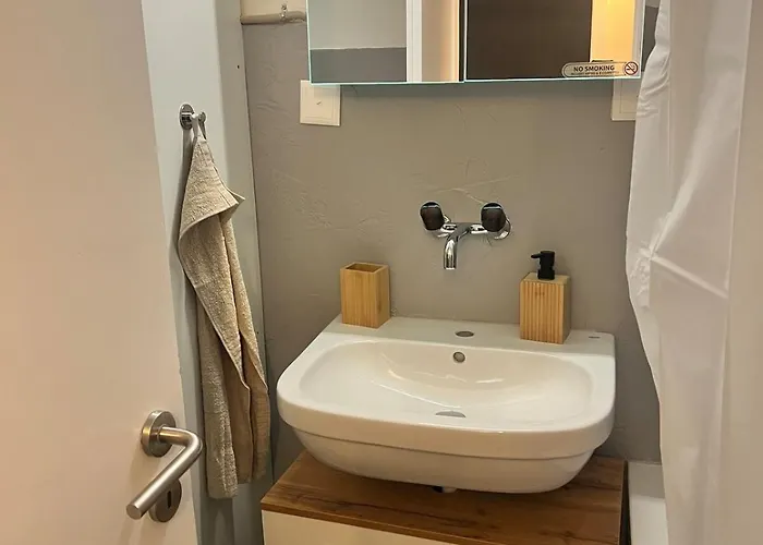 Newly Renovated Stylish & Spacious Apartman *